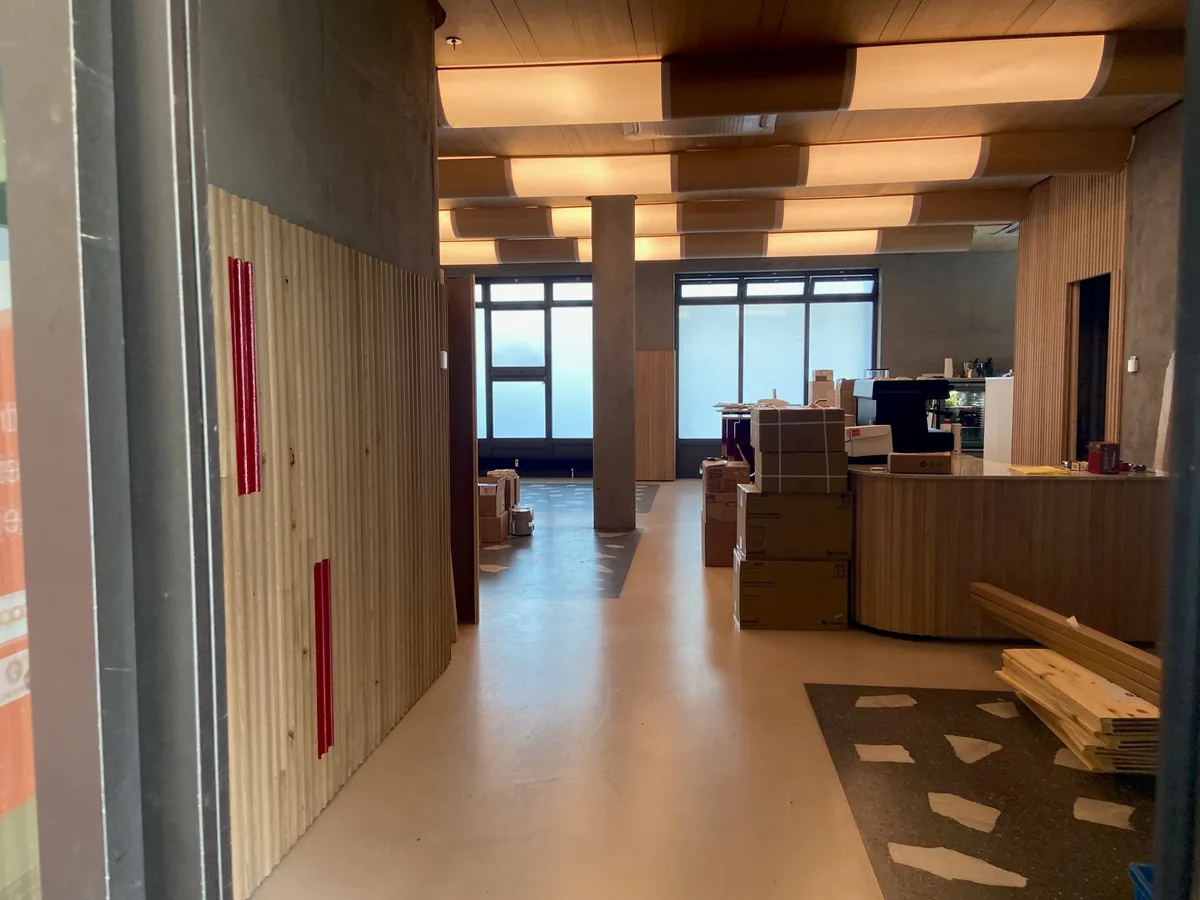 Einige Schachteln, die sich im Innenbereich stapeln.